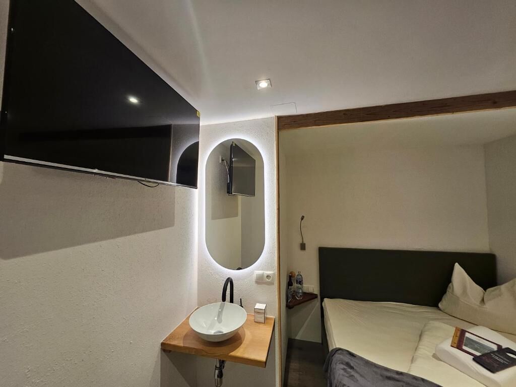 Souterrain Mini Apartment ohne Frühstück | Caja de seguridad en la habitación, escritorio y cortinas blackout 