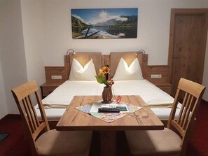 Exquisite Familienzimmer mit 2 getrennte Schlafräume, Balkon und Bergblick | Room amenity - modern&renovated Hotelpension Oberauer Wagrain (Wagrain)