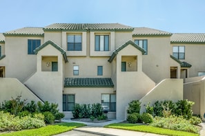 Condo, 2 Bedrooms | Exterior