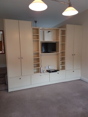 Apartamento, 1 quarto | Sala de estar | TV de tela plana 32 polegadas com canais a cabo, TV