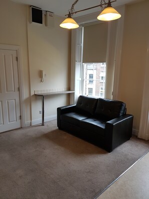 Apartamento, 1 quarto | Sala de estar | TV de tela plana 32 polegadas com canais a cabo, TV