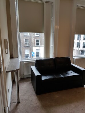 Apartamento, 1 quarto | Sala de estar | TV de tela plana 32 polegadas com canais a cabo, TV