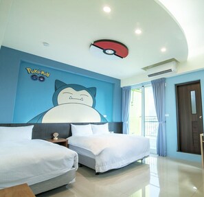 Kamar Triple, pemandangan kota | Tirai kedap cahaya, tempat tidur lipat/tambahan, dan seprai linen