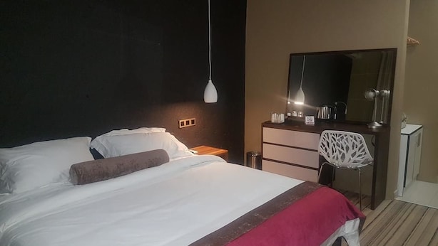 Suite – deluxe, 1 kingsize-seng | Sengetøy av topp kvalitet, minibar, safe på rommet og skrivebord