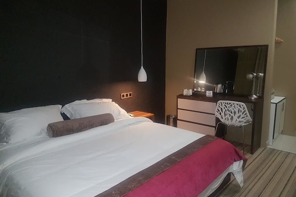 Deluxe Suite, 1 King Bed | Premium bedding, minibar, in-room safe, desk