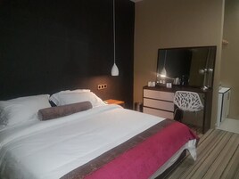 Deluxe Suite, 1 King Bed | Premium bedding, minibar, in-room safe, desk