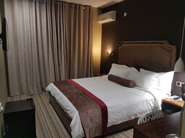 Deluxe Suite, 1 King Bed | Premium bedding, minibar, in-room safe, desk