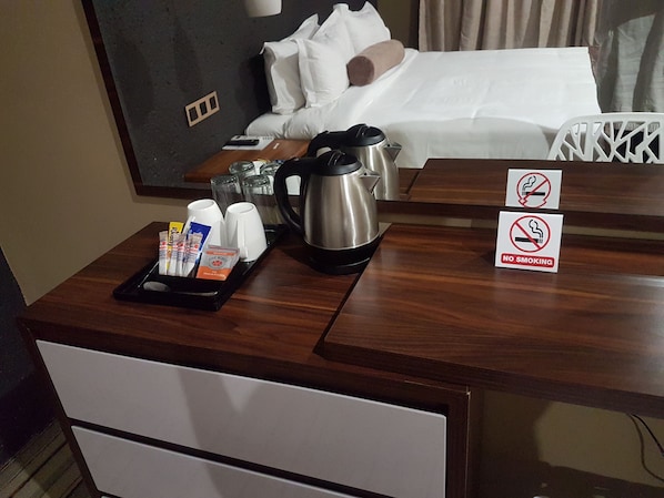 Deluxe Suite, 1 King Bed | Coffee and/or coffee maker