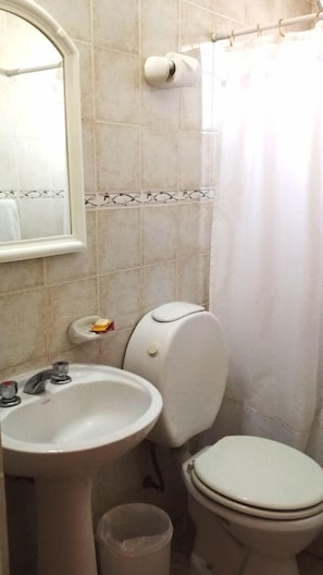 Buồng tắm vòi sen, khăn tắm