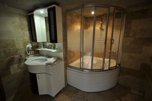 Romantic Triple Room | Bilik Mandi | Pancuran mandi, kelengkapan dandanan diri percuma, pengering rambut 