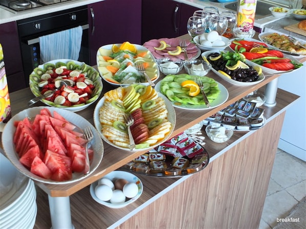 Ein Frühstücksbuffet mit verschiedenen Früchten, Gemüse und Eiern.