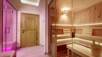 Un sauna moderno con bancos de madera y un panel de vidrio.