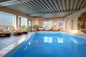 Piscina interna, piscina externa sazonal, guarda-sóis, espreguiçadeiras