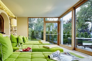 サウナ、ホットタブ、スチームサウナ、ボディ トリートメント、ホットストーンマッサージ、マタニティ マッサージ