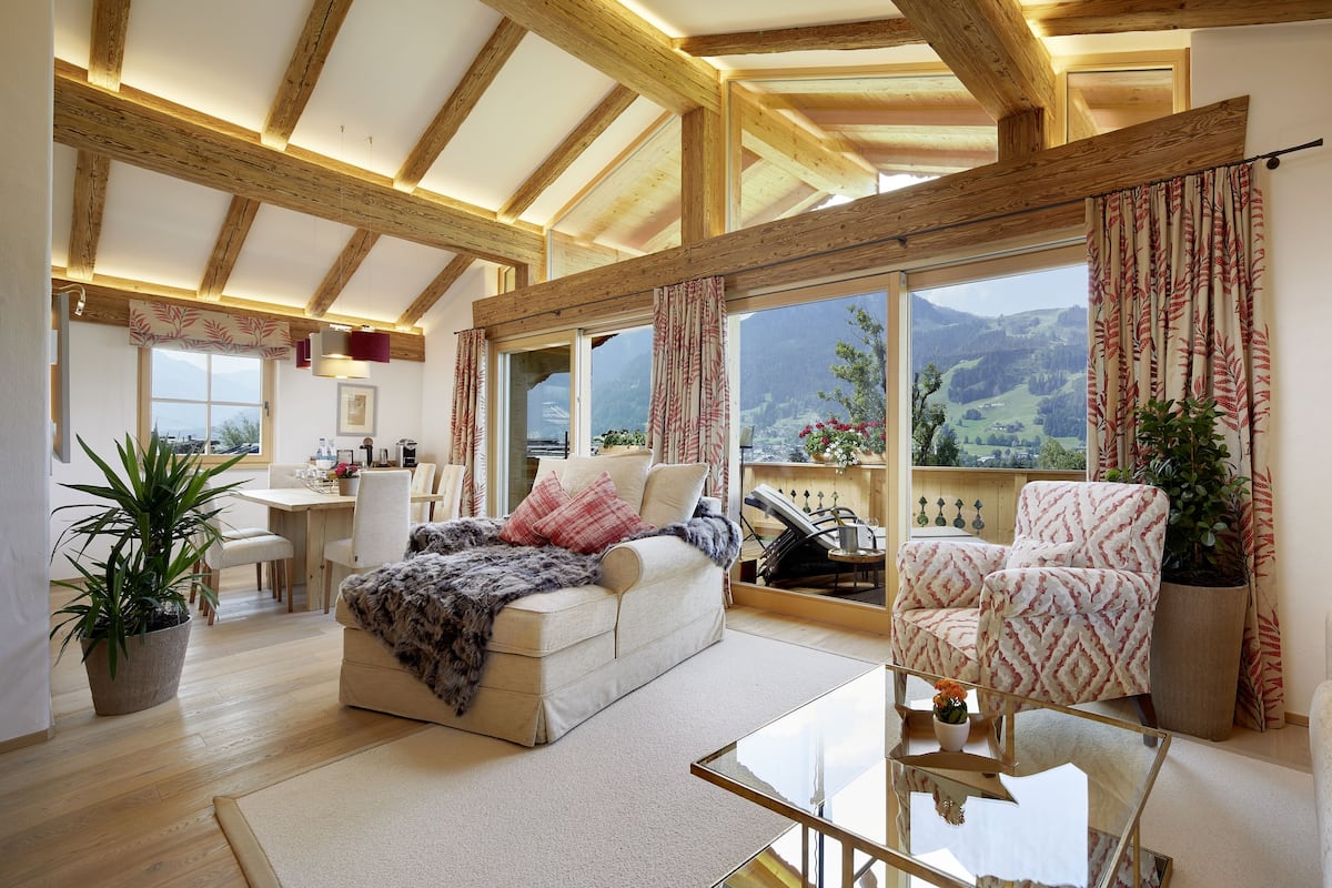 Penthouse, 2 Bedrooms, Mountain View, Mountainside | Living area | Flat-screen TV, fireplace, Netflix, pay movies