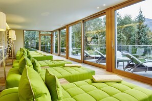 サウナ、ホ ットタブ、スチームサウナ、ボディ トリートメント、ホットストーンマッサージ、マタニティ マッサージ