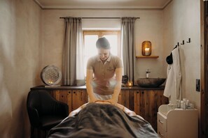 Hot stone massages, Thai massages, sports massages, 2 treatment rooms - Chaletdorf Auszeit (Huettschlag)