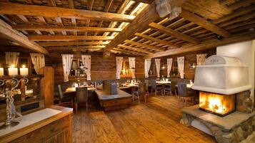 Chalet | Olohuone | Taulutelevisio, takka