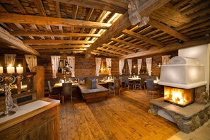 Chalet | Living room | Flat-screen TV, fireplace - Chaletdorf Auszeit (Huettschlag)