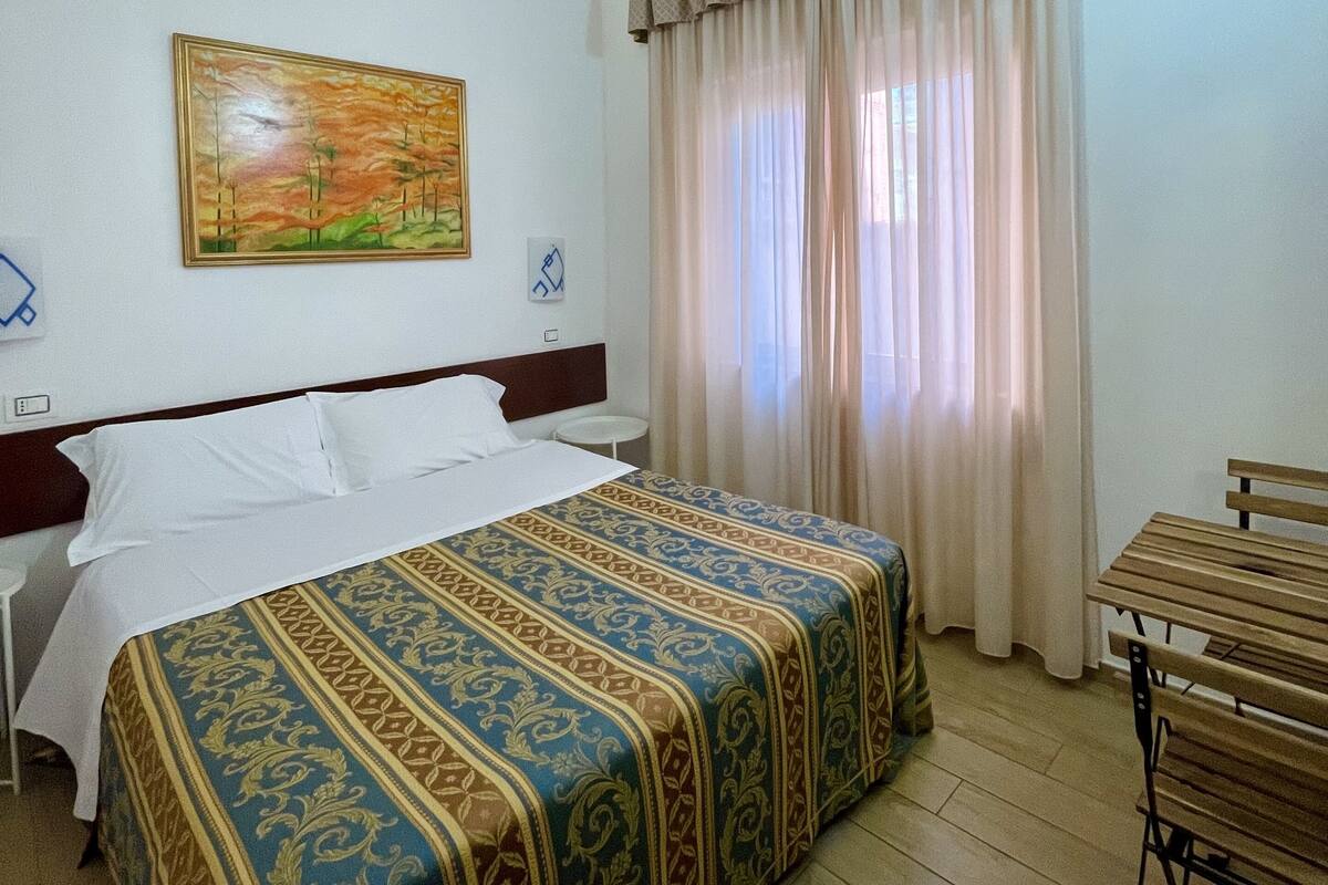 1 habitación, minibar, escritorio y tabla de planchar con plancha