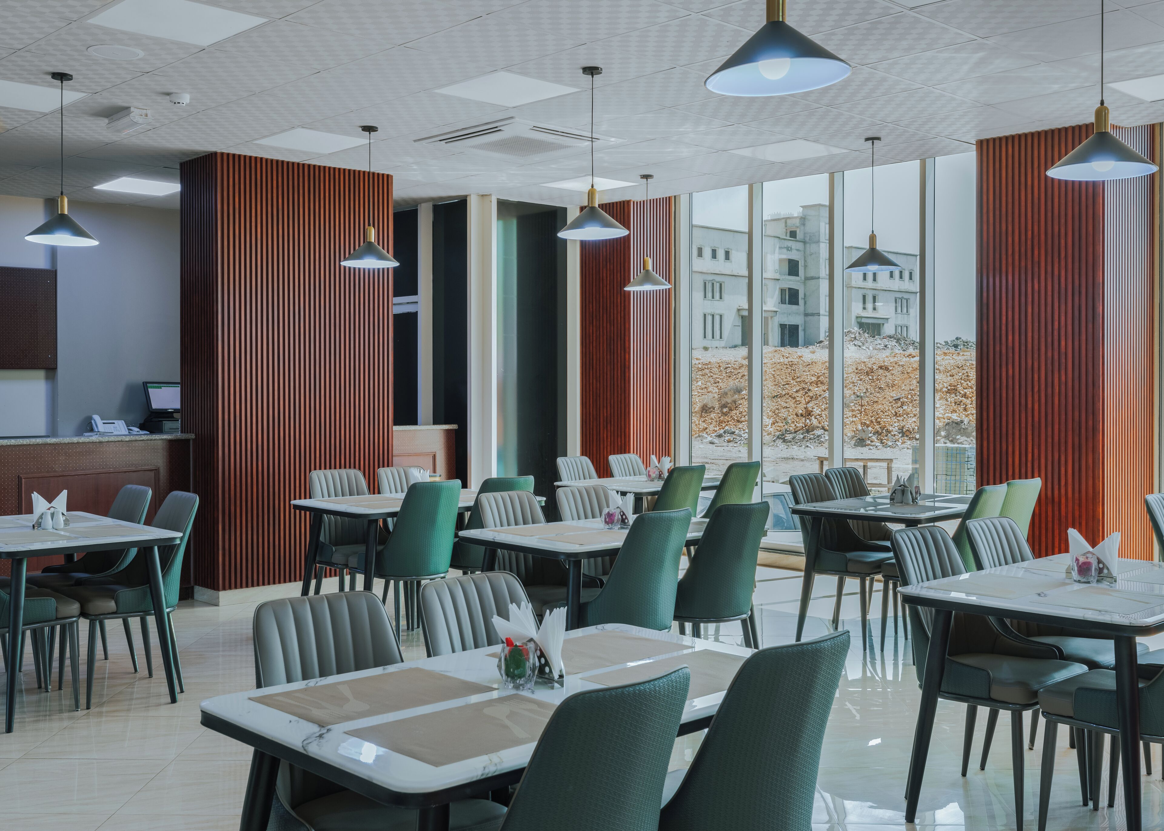 供应早餐、午餐和晚餐