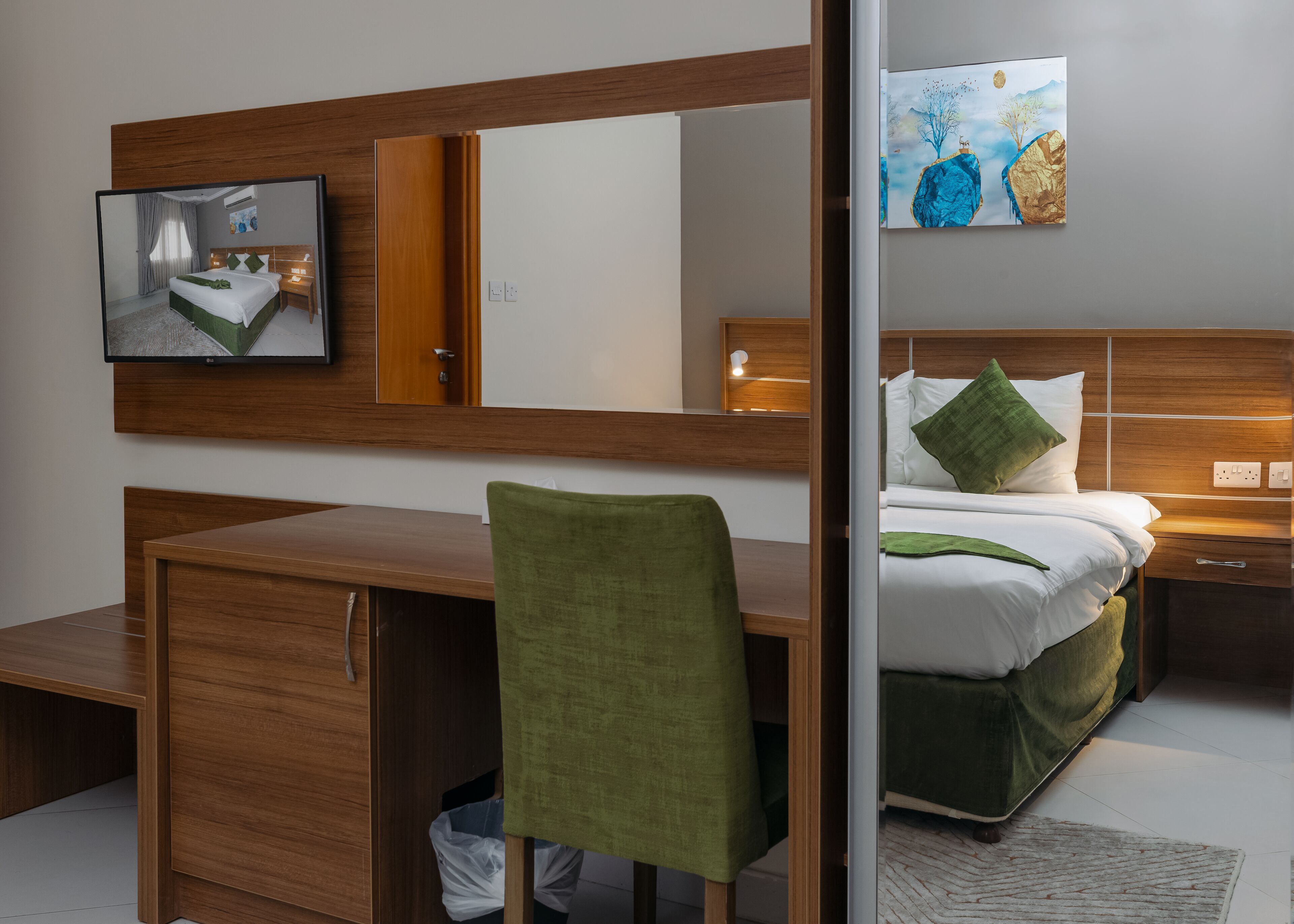 房內夾萬、摺床/加床 (收費)、免費 Wi-Fi、床單