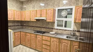 Peti sejuk, cerek elektrik