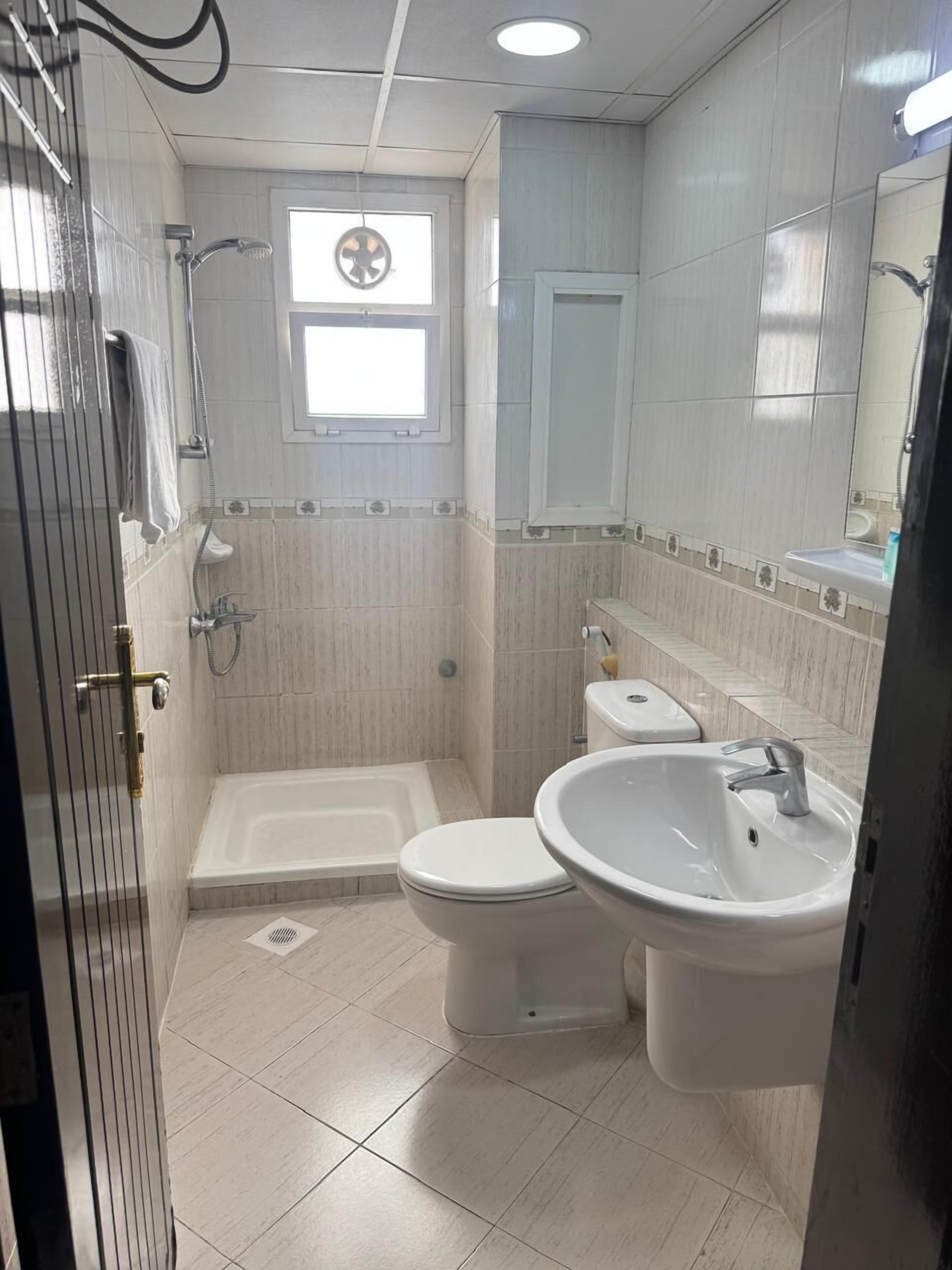 Un baño moderno con bañera, inodoro y lavabo.