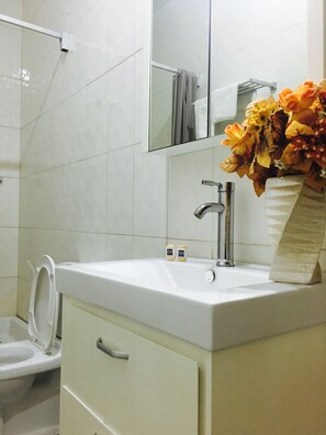 Standardzimmer | Waschbecken im Bad