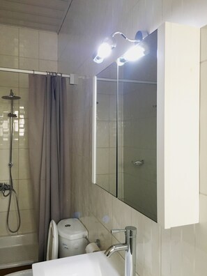 Habitació prèmium | Bany | Dutxa, articles de tocador gratuïts, assecador de cabells i tovalloles 