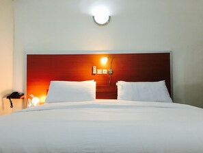 Standaard kamer | Een minibar, een kluis op de kamer, een bureau, gratis wifi