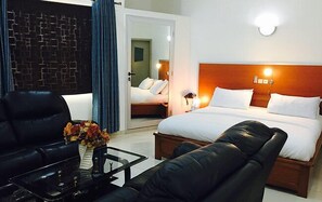 Junior Suite | Living area | 41-inch flat-screen TV with satellite channels, TV - Méditerranéen Hôtel (Cotonou)