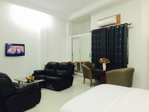 Habitació estàndard | Minibar, caixa forta a l'habitació, escriptori i wifi gratuïta 