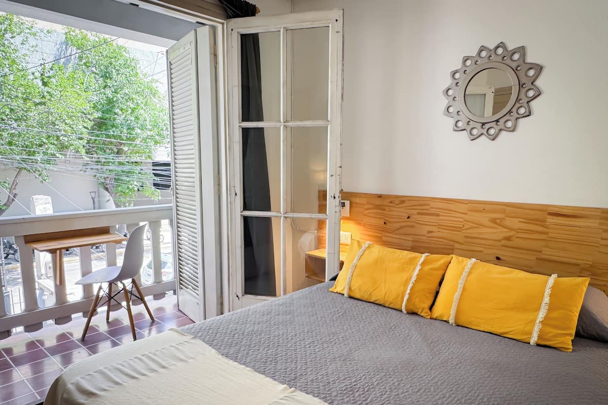 Suite estudio clásica | Edredón, decoración personalizada y muebles diferentes