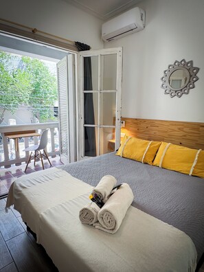 Cubrecamas, decoración personalizada y muebles diferentes 