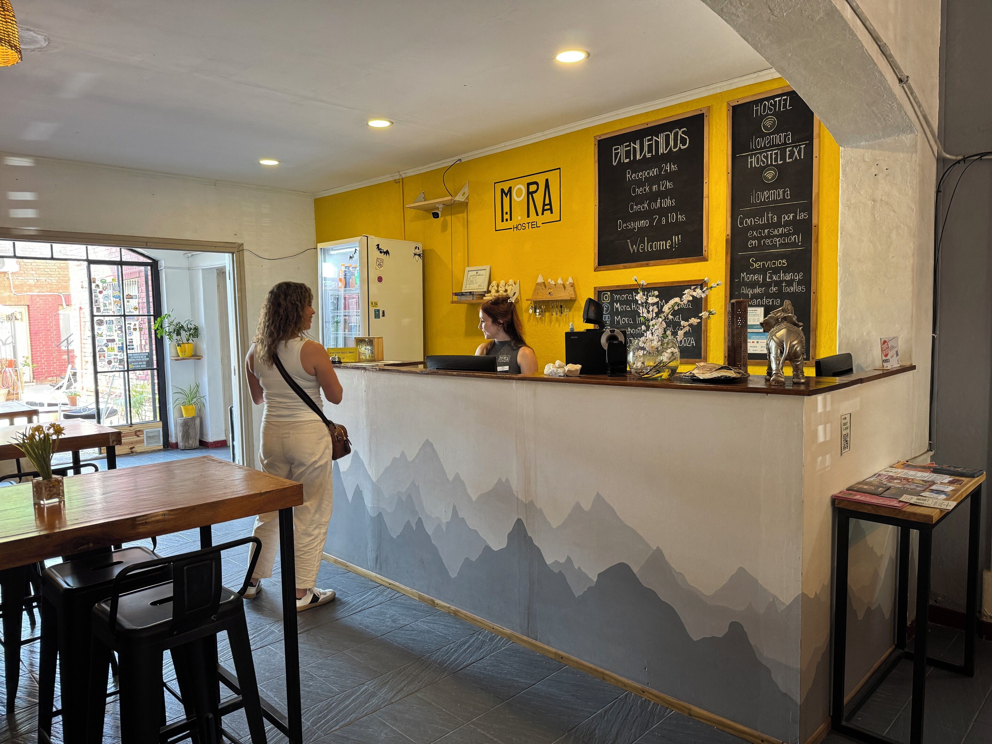 ฝ่ายต้อนรับ