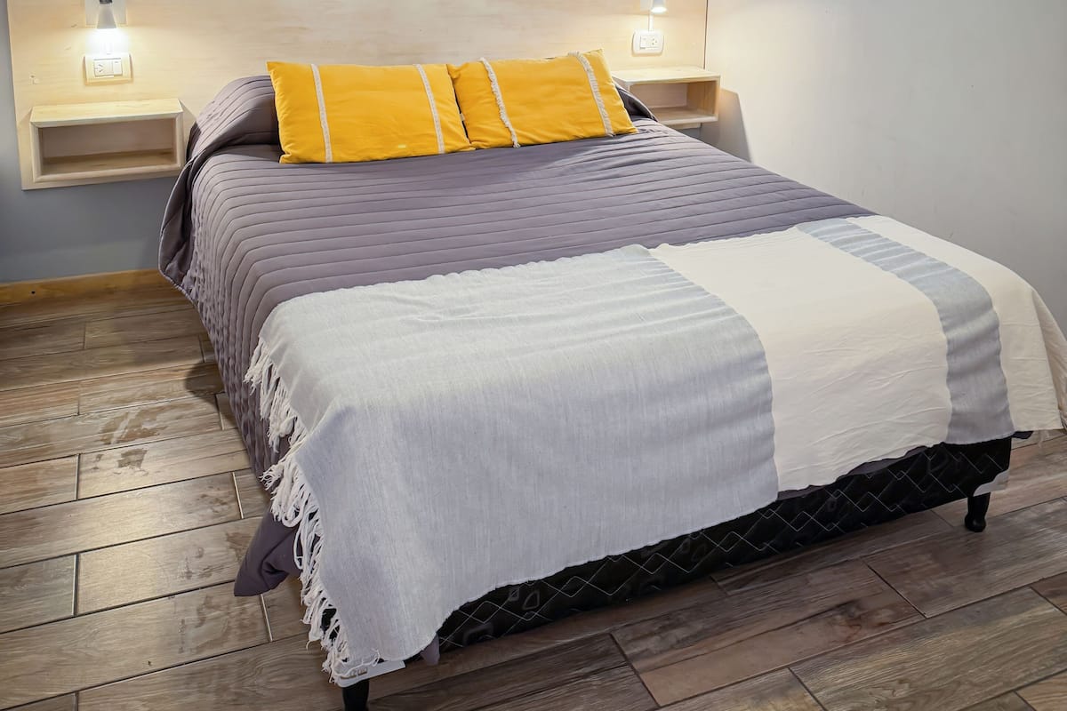 Habitación básica doble | Edredón, decoración personalizada y muebles diferentes