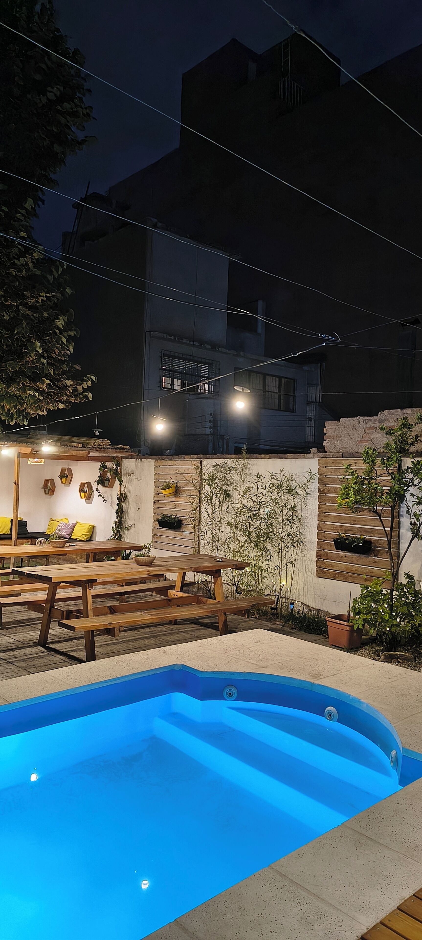 Una piscina al aire libre de temporada