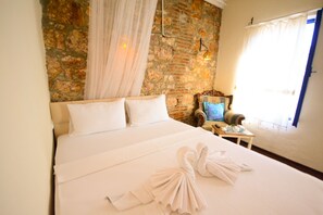 Standard Double Room | Premium bedding, free WiFi, bed sheets - Ayvalik Moda Pansiyon (Ayvalik)