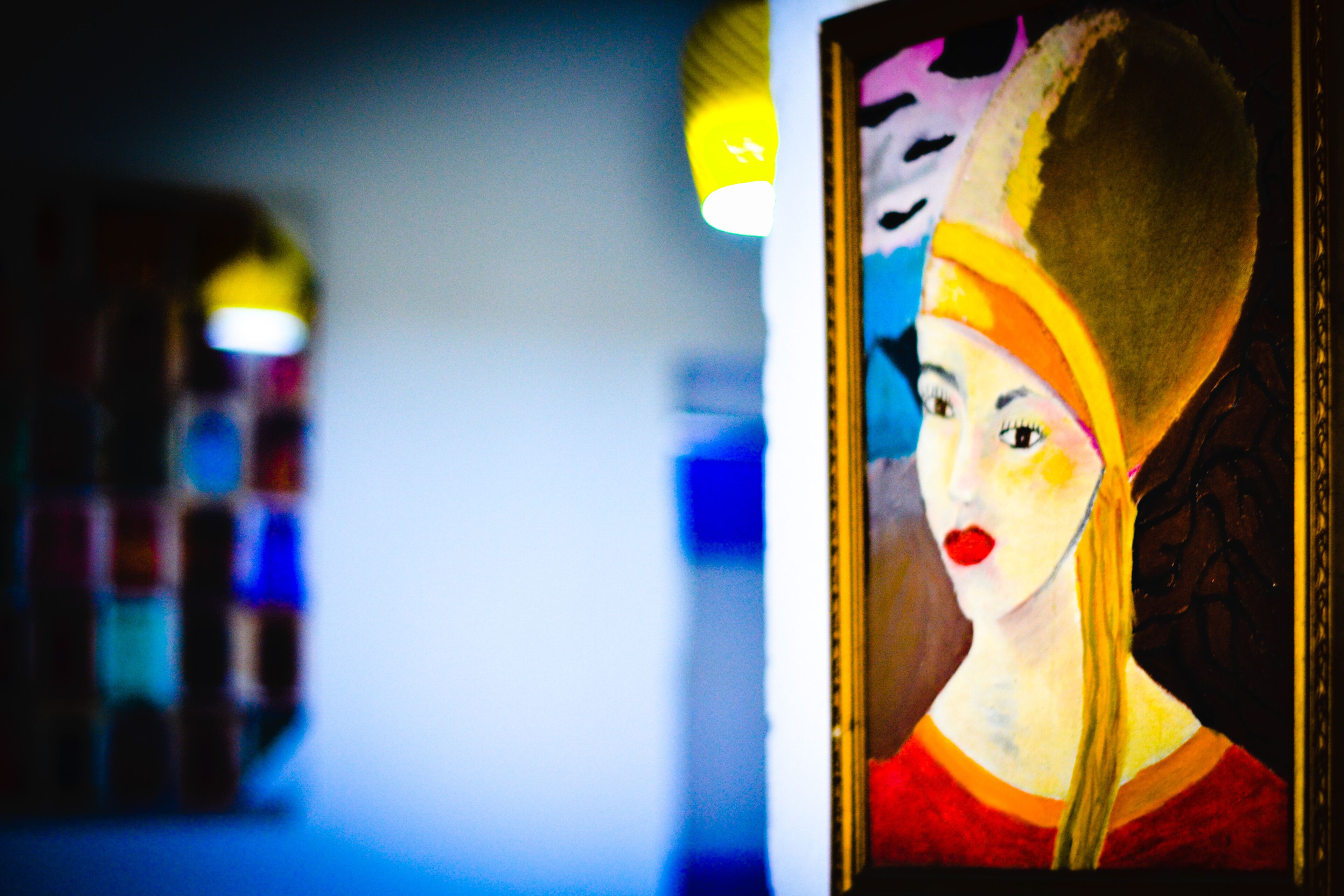 Una pintura de una mujer con un vestido rojo y un sombrero amarillo.