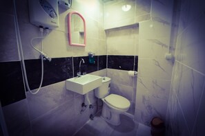 Standard Double Room | Bathroom