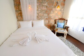 Standard Double Room | Premium bedding, free WiFi, bed sheets - Ayvalik Moda Pansiyon (Ayvalik)
