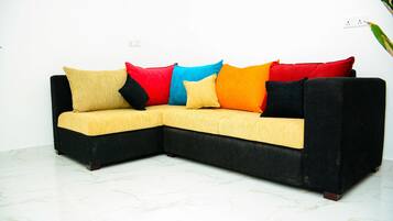 Deluxe-Doppelzimmer, 1 Queen-Bett, Gartenblick | Sitzecke in der Lobby