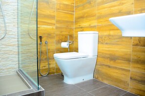 Shower, free toiletries, towels - Mama Beach Villa (Negombo)