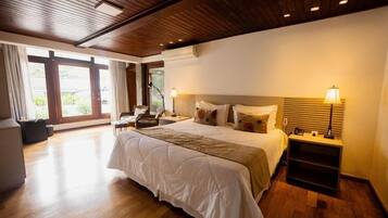 Suíte Master Éden Com Banheira de Higromassagem Dupla | Roupas de cama antialérgicas, frigobar, cortinas blackout