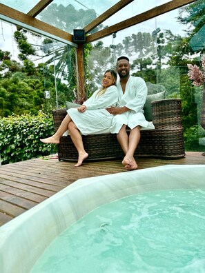 Outdoor spa tub - Pousada Apple House - Campos Do Jordão (Campos do Jordão)