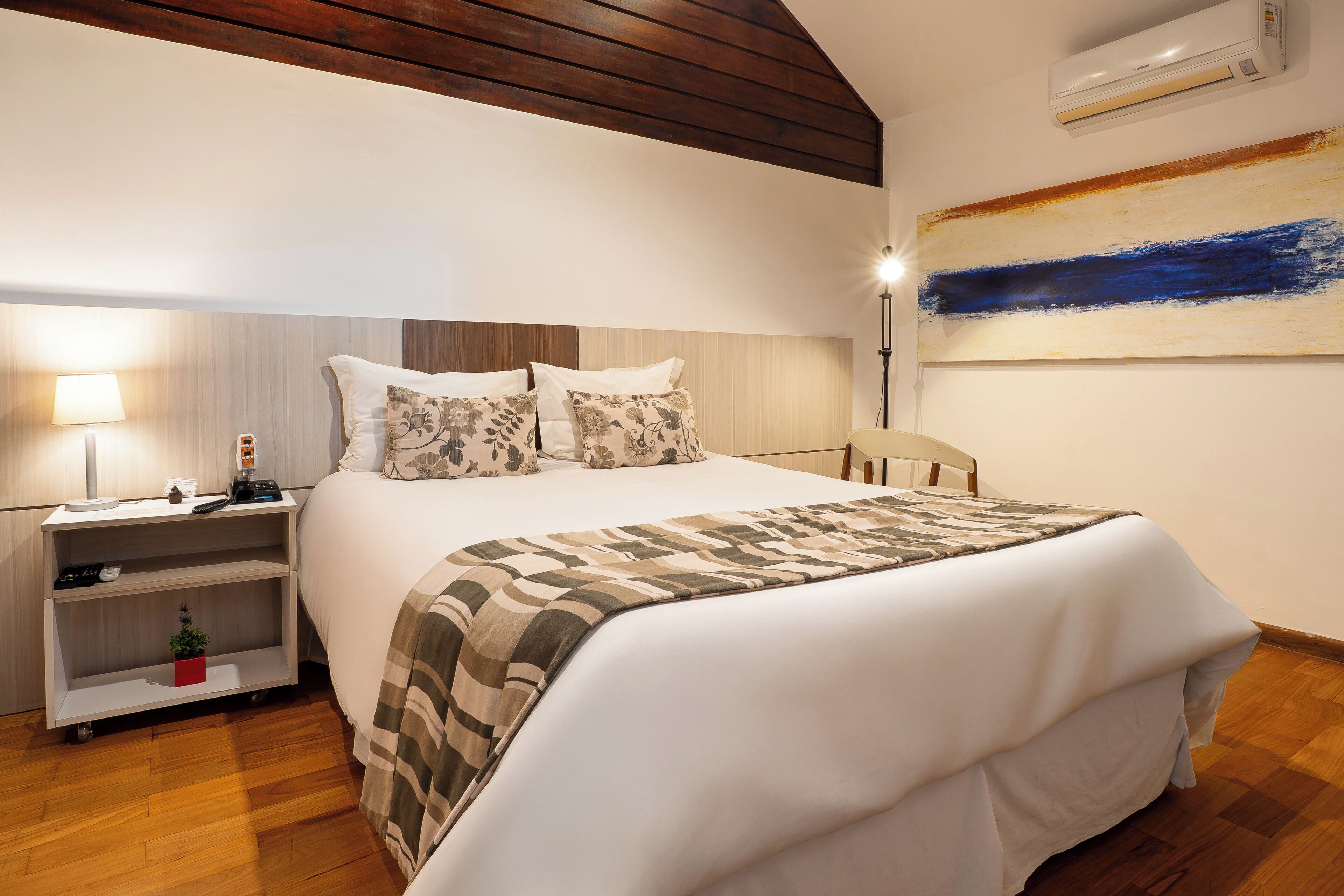 Suíte Master Junior Com Banheira de Higromassagem e Lareira | Ropa de cama hipoalergénica, minibar, cortinas opacas y wifi gratis