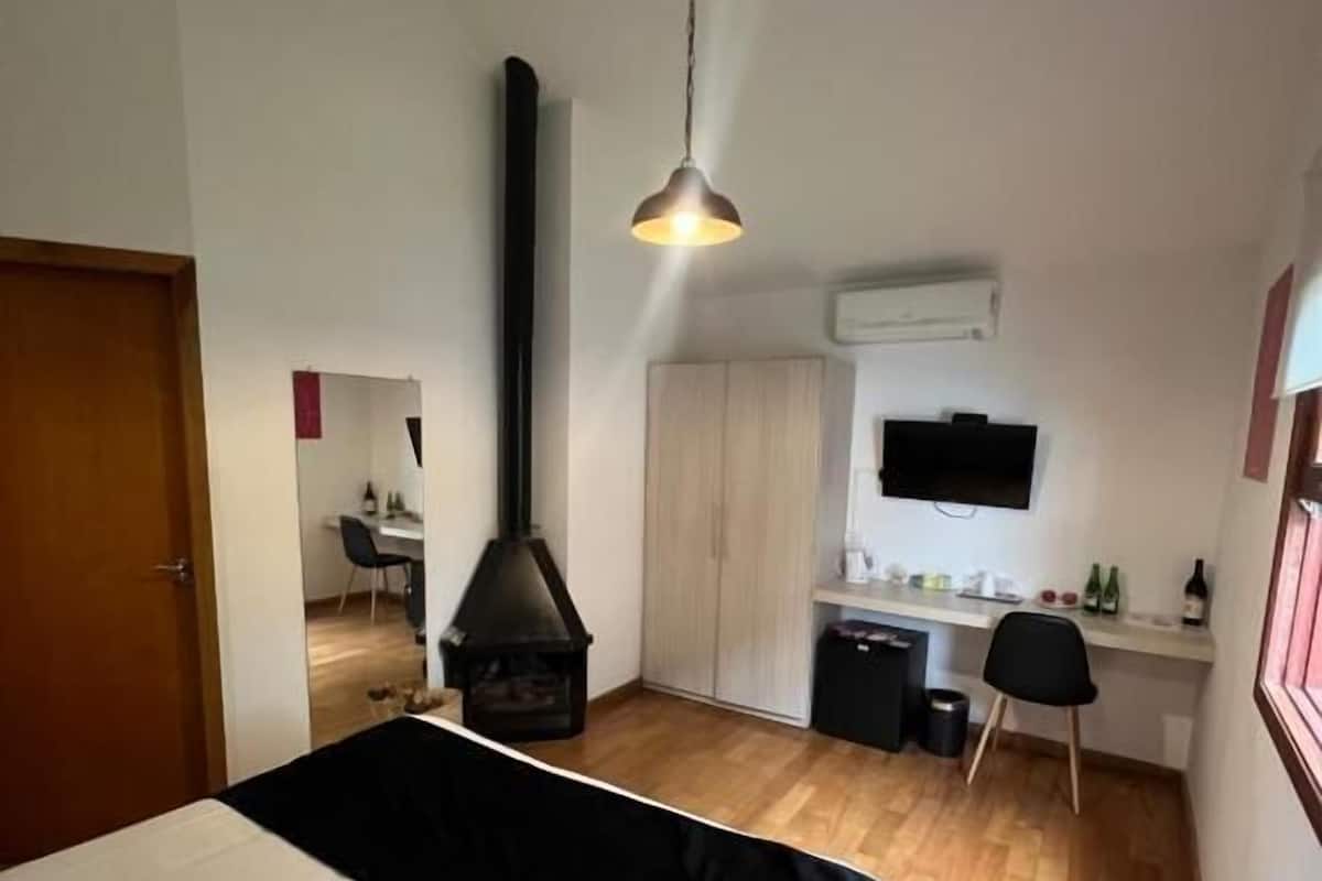 Suíte Master Junior Com Banheira de Higromassagem e Lareira | Seprai antialergi, minibar, tirai kedap cahaya, dan Wi-Fi gratis