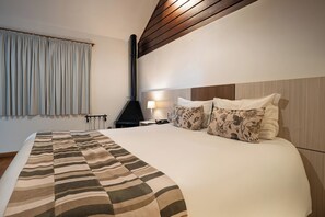Suíte Master Junior Com Banheira de Higromassagem e Lareira | Hypo-allergenic bedding, minibar, blackout drapes, free WiFi - Pousada Apple House - Campos Do Jordão (Campos do Jordão)