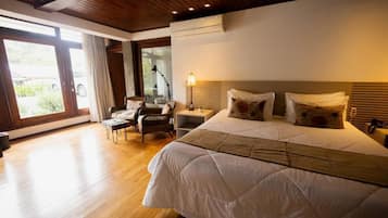 Suíte Master Éden Com Banheira de Higromassagem Dupla | Ropa de cama hipoalergénica, minibar, cortinas blackout y wifi gratis